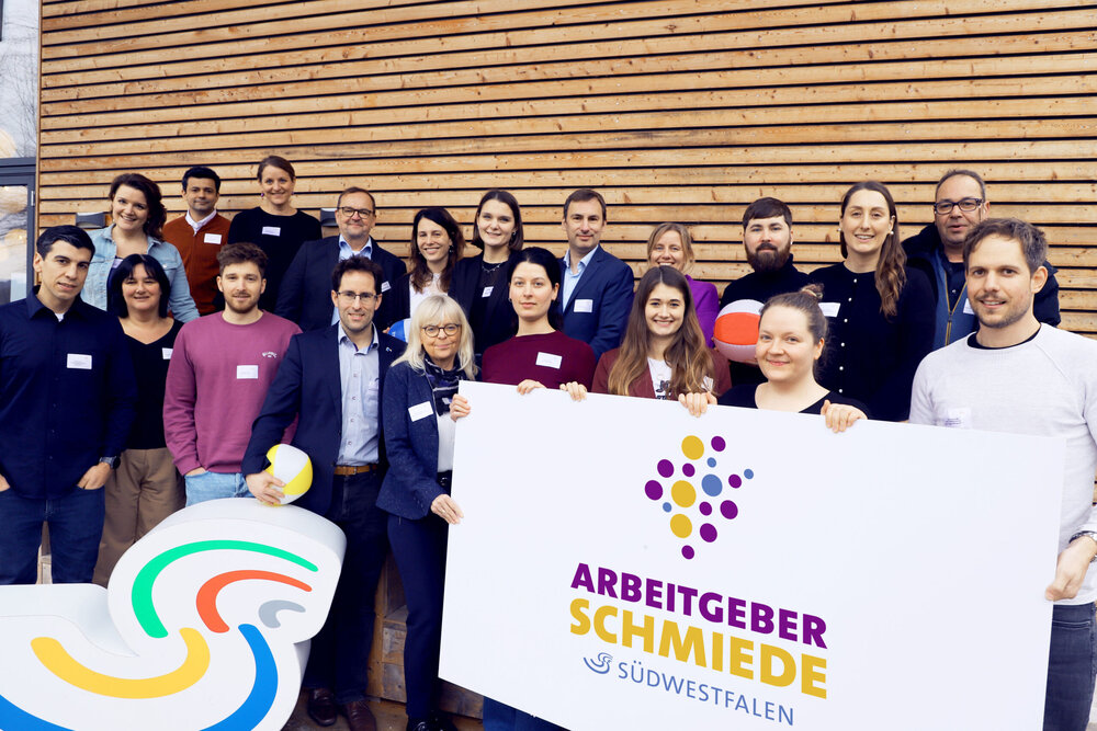Erstmals hat sich die Start-Gruppe zur Arbeitgeberschmiede Südwestfalen getroffen und dabei das 1. Co-Creation Camp geplant, zu dem Interssierte herzlich eingeladen sind. (Foto: Südwestfalen Agentur GmbH) AGS-Pressefoto_bearb_mit-Logo-scaled