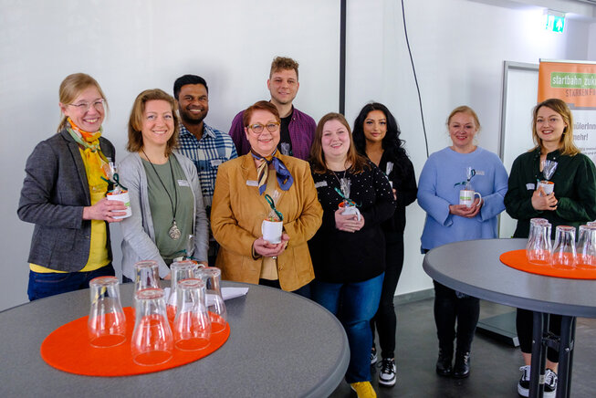 Das startbahn-zukunft-Team: Projektleiterin Anne Schleimer (agentur mark), Miriam Kleemann-Adolphs (Caritas), Mathan Sellathamby (Ev. Jugendhilfe), Iris Rogge-Kaiser (agentur mark), Jan Patrick Schneider (Caritas), Sabrina Rader (Ev. Jugendhilfe), Tanja Gjorgjeska (Ev. Jugendhilfe), Lydia Koch (agentur mark) und Julia Lisa Möller (Caritas)<br /><br />
Foto: Andreas Langmann startbahn_zukunft-Team