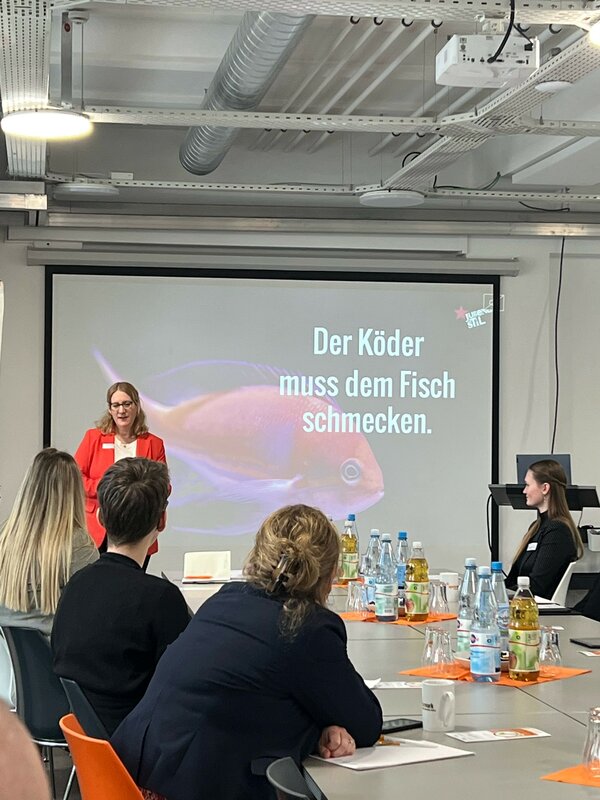 Präsenzworkshop "Generation Z: Was können wir für sie tun?"- Referentin Susanne Peters, Agentur Jugendstil Köln. Foto: agentur mark fisch