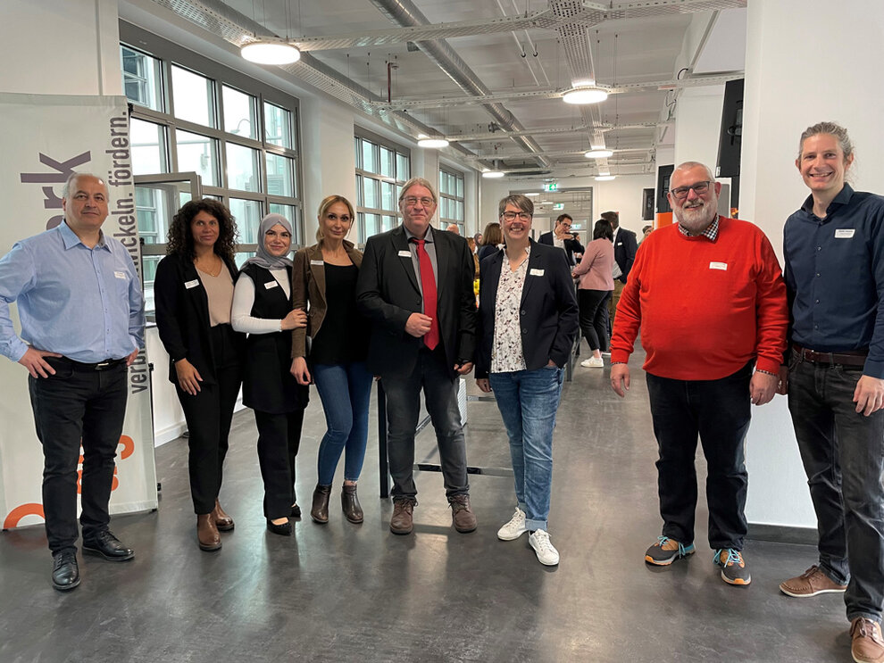 v. l. n. r.: Fuat Inceoglu – Wirtschaftsförderung Dortmund; Nora Ismail – Essener Wirtschaftsförderungsgesellschaft mbH; Arzu Gül – Bergische Struktur- und Wirtschaftsförderungsgesellschaft mbH; Leyla Aygördü – agentur mark GmbH; Bernd Weiterer – Bundesinstitut für Berufsbildung (BIBB); Martina Lüking – Ministerium für Arbeit, Gesundheit und Soziales; Andreas Dummer – Bergische Struktur- und Wirtschaftsförderungsgesellschaft mbH;
Martin Pietschik – agentur mark GmbH kausa-erfahrungsaustausch_k