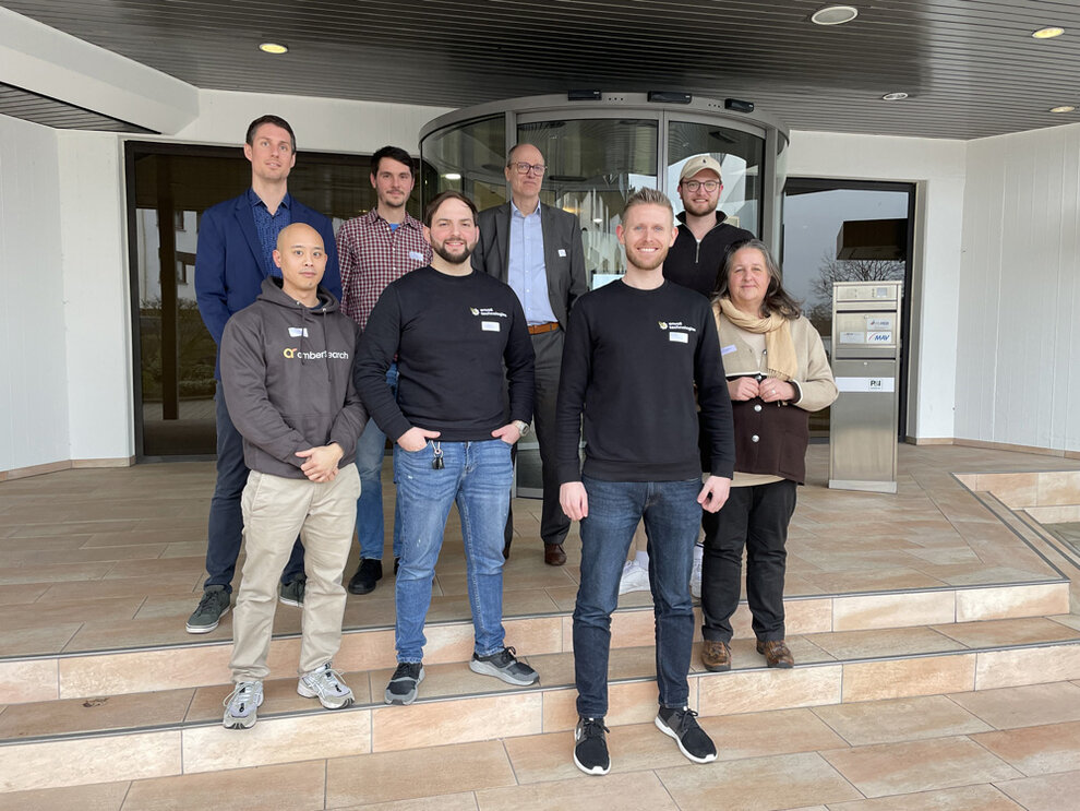 Hintere Reihe: Prof. Dr. Thomas Ludwig – FernUniversität in Hagen, Sven Hoffmann – Institut für Wirtschaftsinformatik Universität Siegen, Dr. Andreas Weber – Märkischer Arbeitgeberverband, Marcel Eberhardt – straling GmbH<br />
Vorne: Leslie Shum – amberSearch, Koray Uygun und Jan Treffon - envoii technologies GmbH, Susanne Dalkmann – agentur mark GmbH
ws-Wissensmanagement